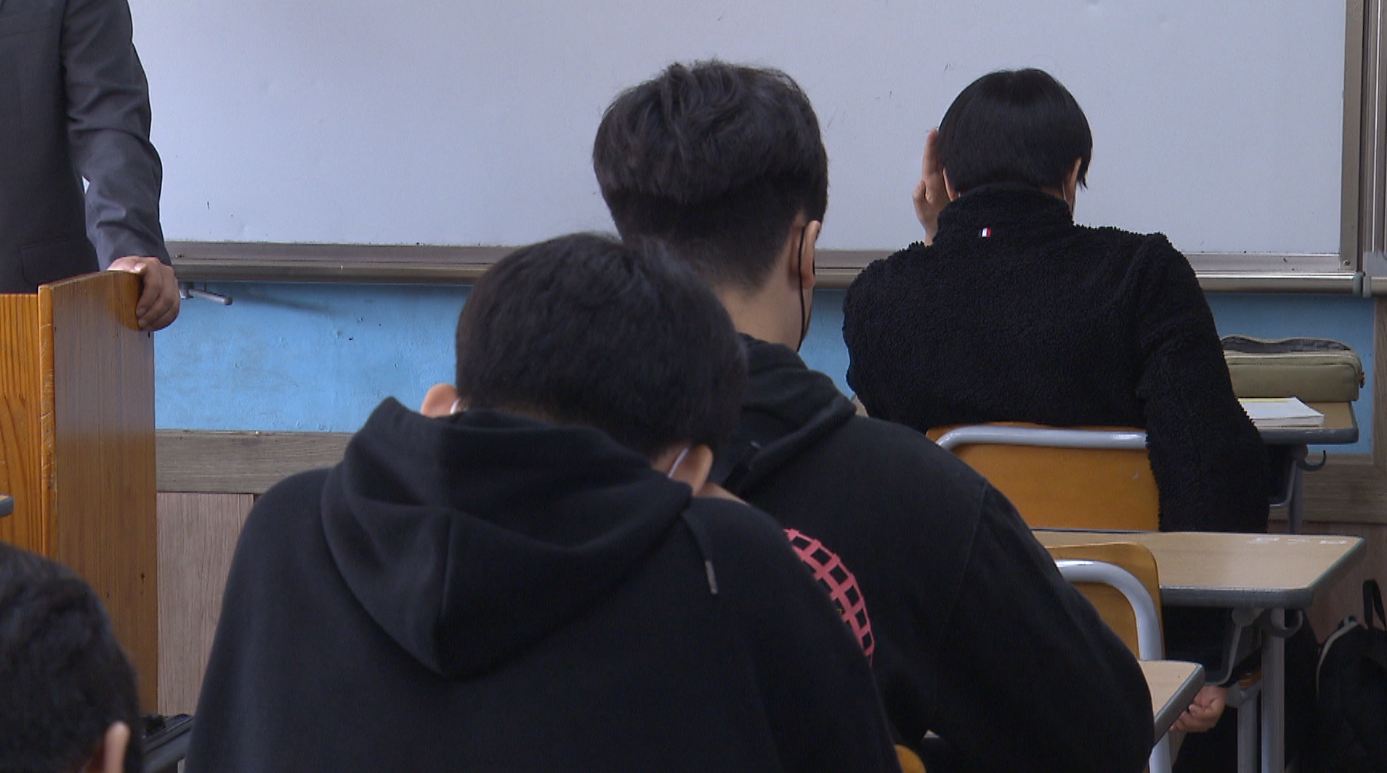 일 평균 확진자 1,600명..10대 확진 비율 높아