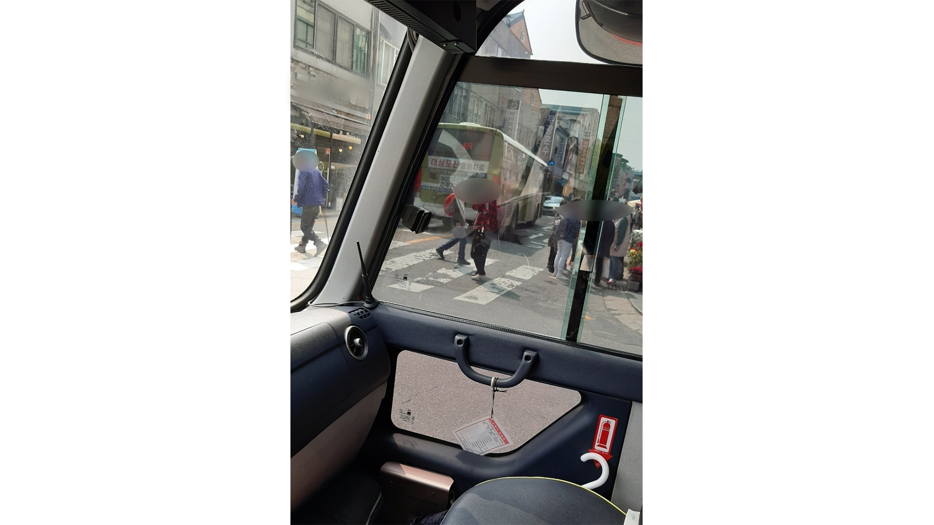 회전교차로서 80대 버스에 치여 중상