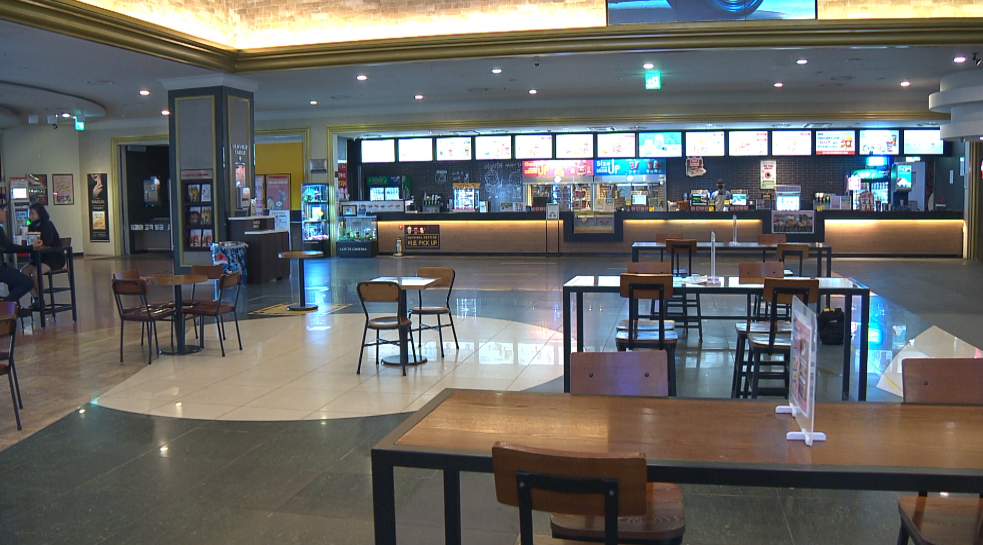 팝콘 먹으며 영화 관람..일상 회복 '성큼'