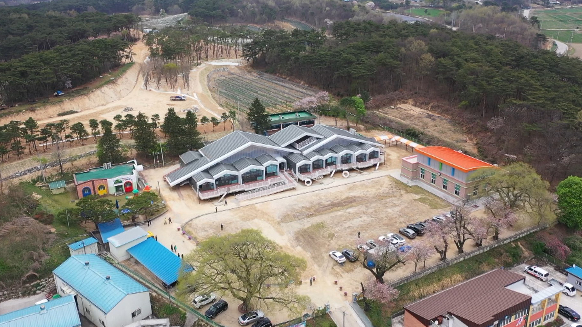 '미끄럼틀에 다락방도'..아이들 생각 담은 '산속 학교'