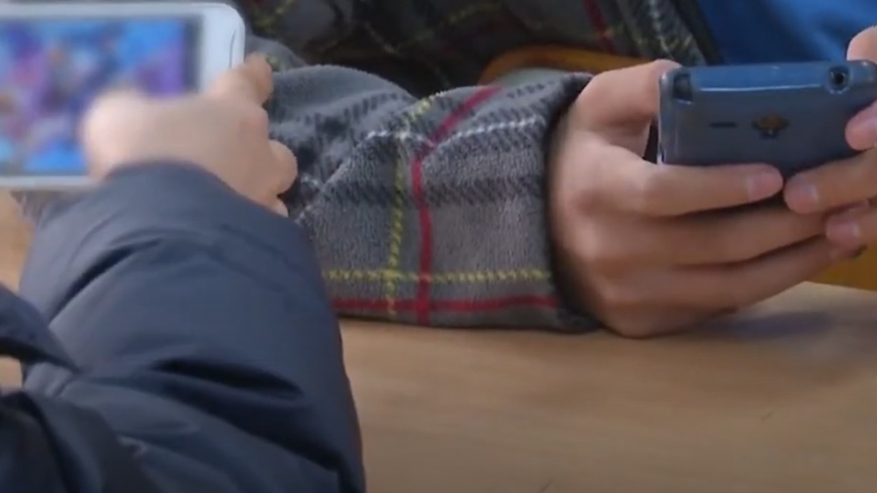 학생 37% '스마트폰 의존 과위험군'...기기 제공 공약 논란