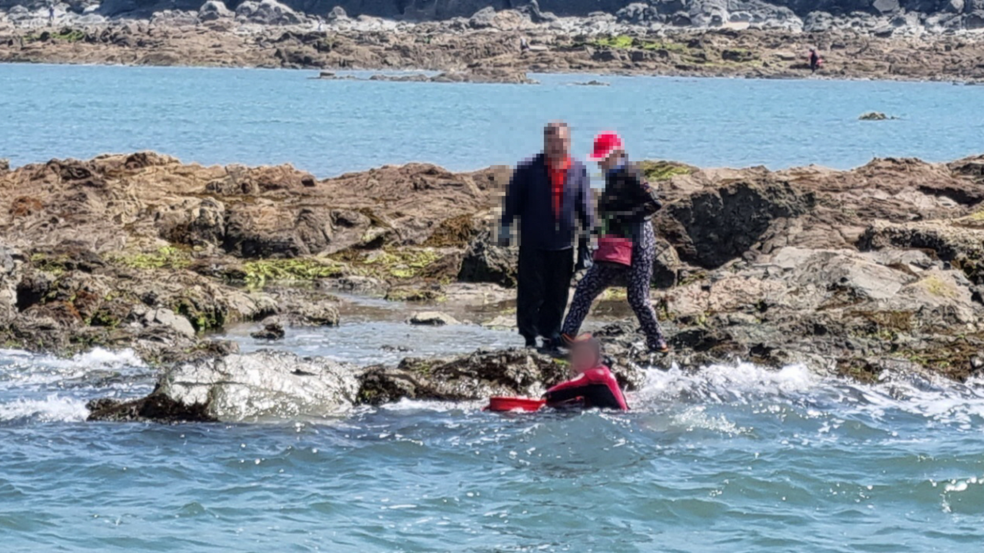 암초에서 조개 캐다 고립된 3명 중 1명 사망