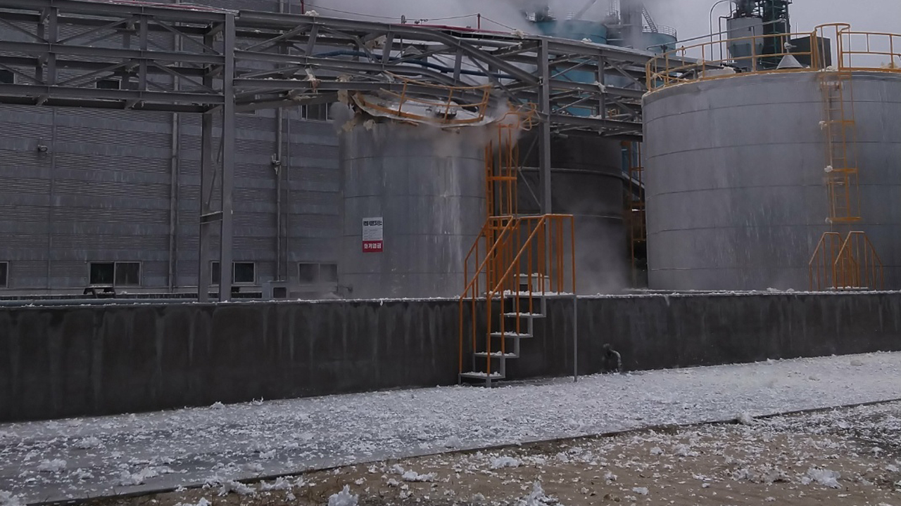 공장 원료 탱크 파손으로 '메트아크릴산' 5톤 누출