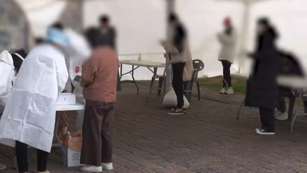 코로나 신규 확진 천 명대..누적 인구 대비 33%