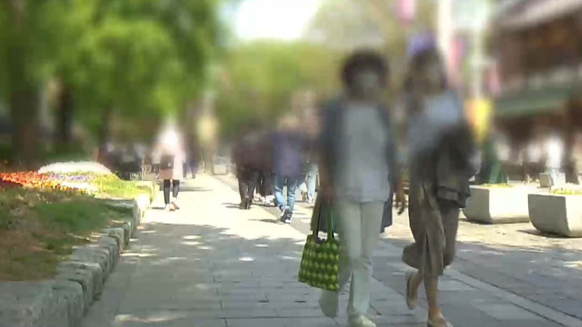 실외에서 마스크 벗어..기대와 걱정 공존