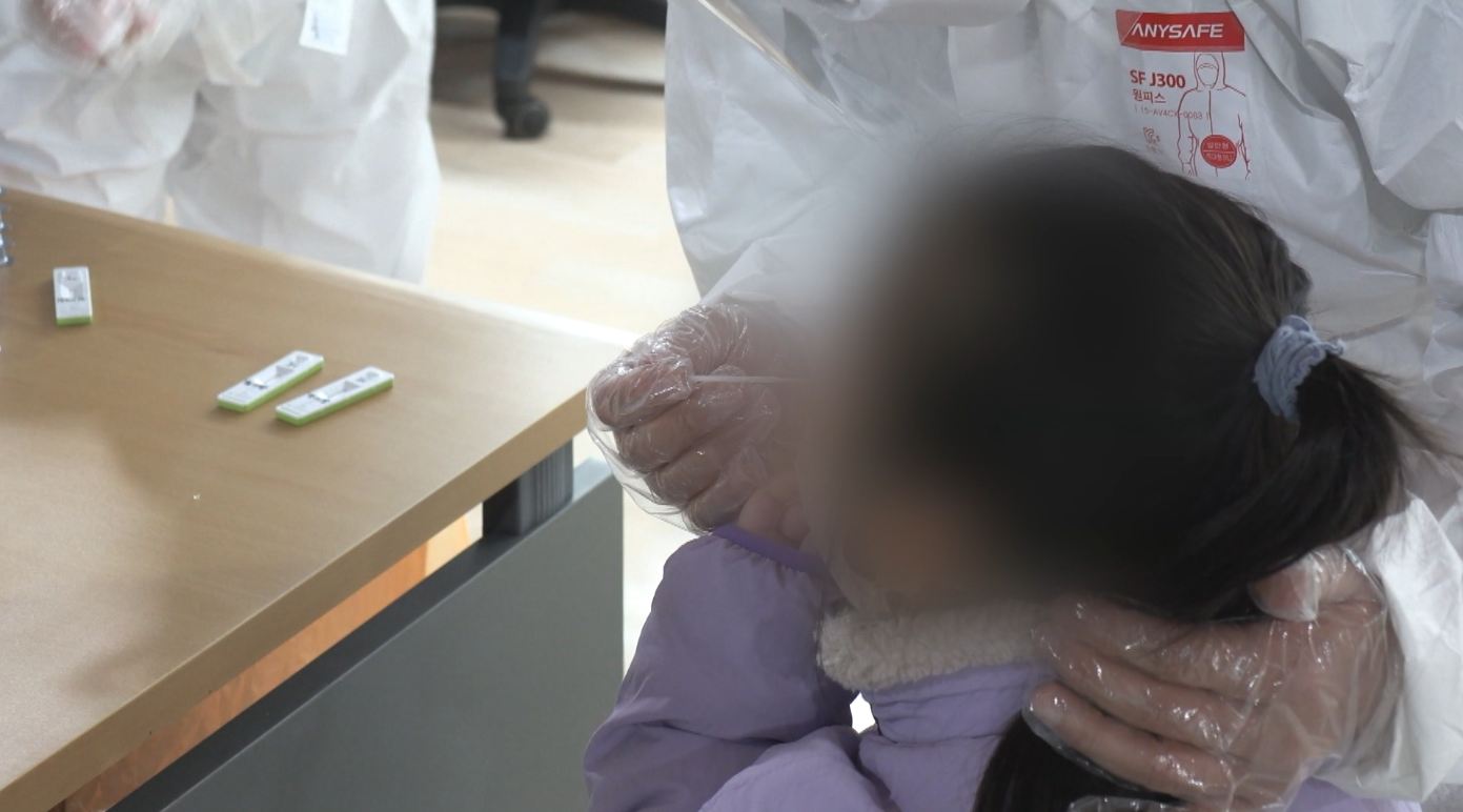 코로나19 신규 확진 1,742명..나흘째 감소세