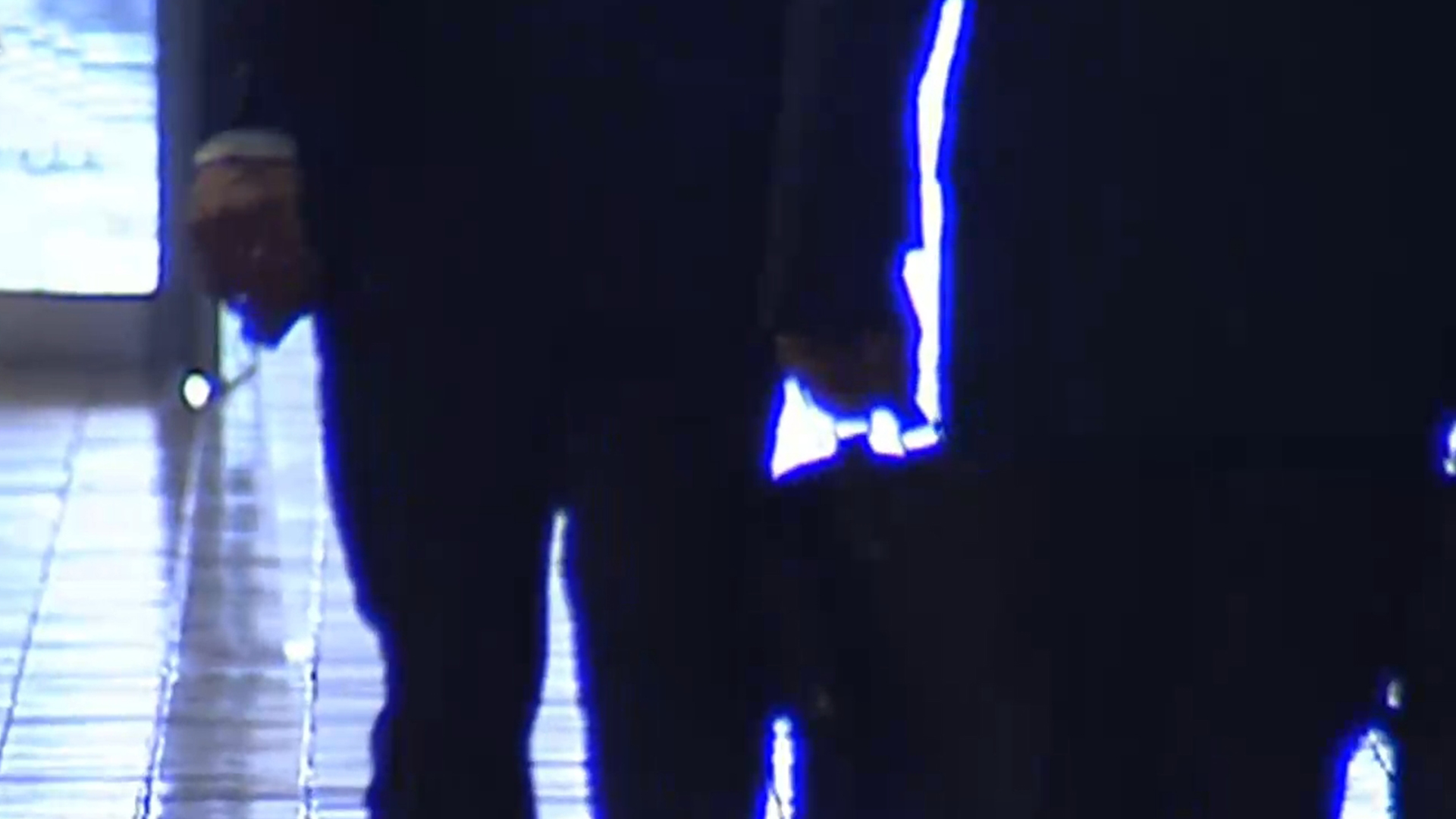 공명 선거 약속 한 달만에..