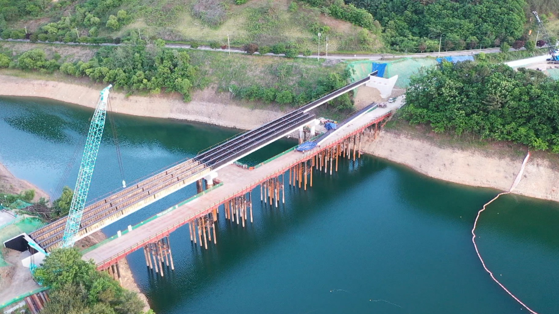 차량 덮친 120t 구조물..