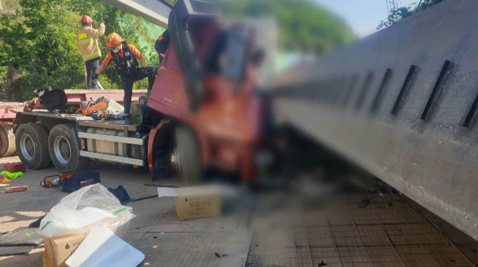 교량 공사 중 구조물 트레일러 덮쳐..1명 사망