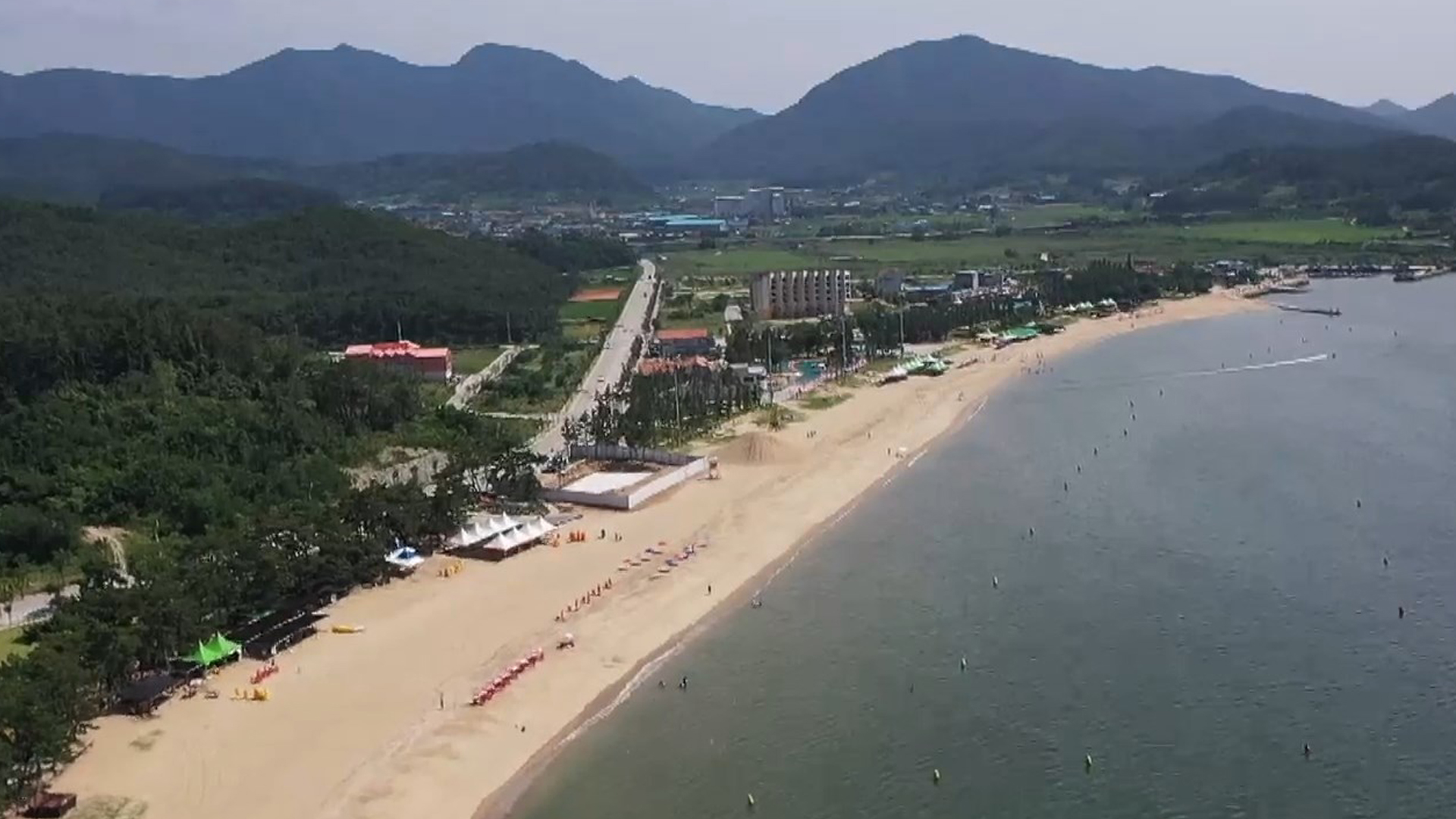 더위 피해 '풍덩'..해수욕장 발길 이어져