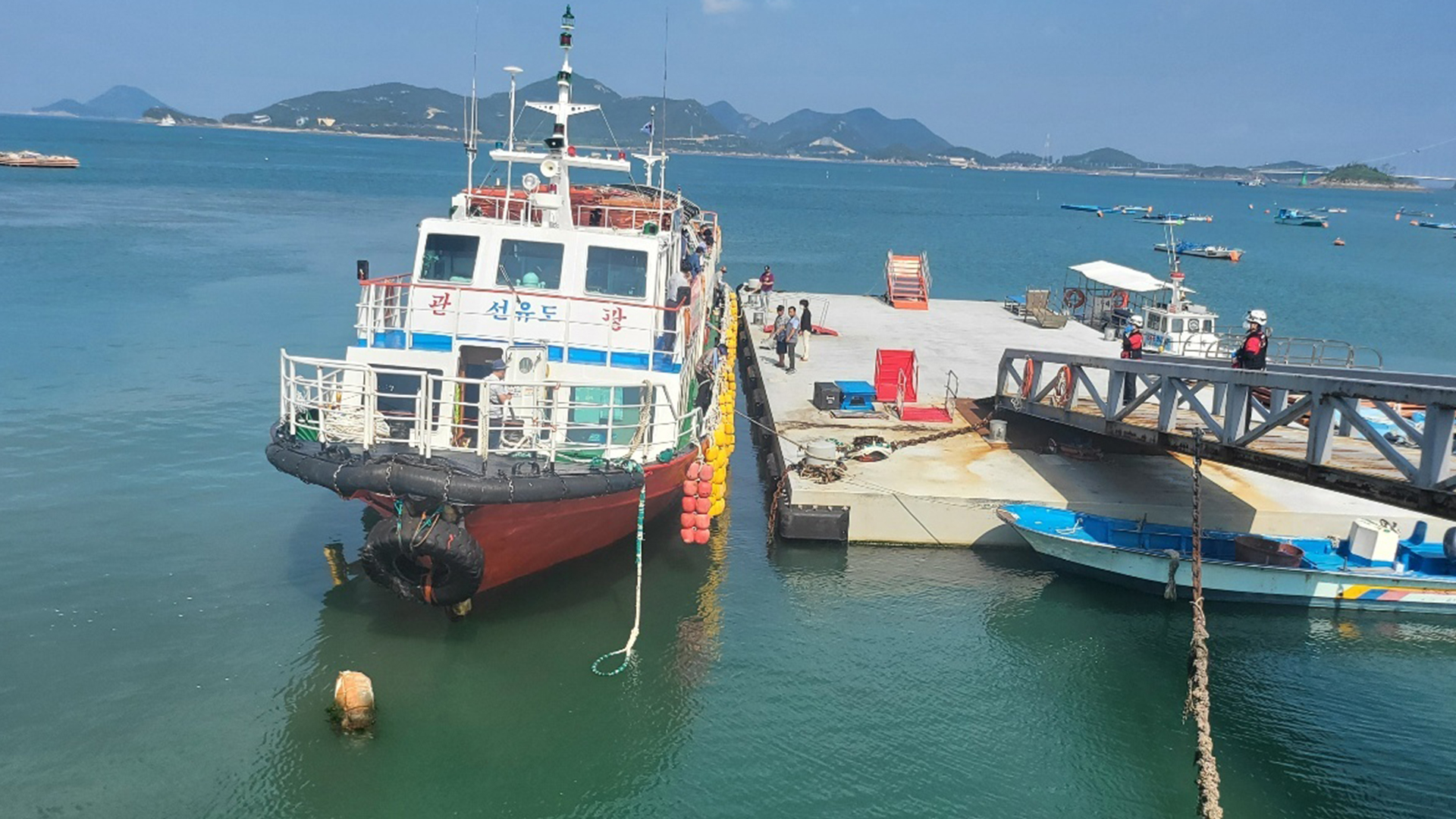 유람선, 부두에 충돌.. 승객 11명 경상 입어