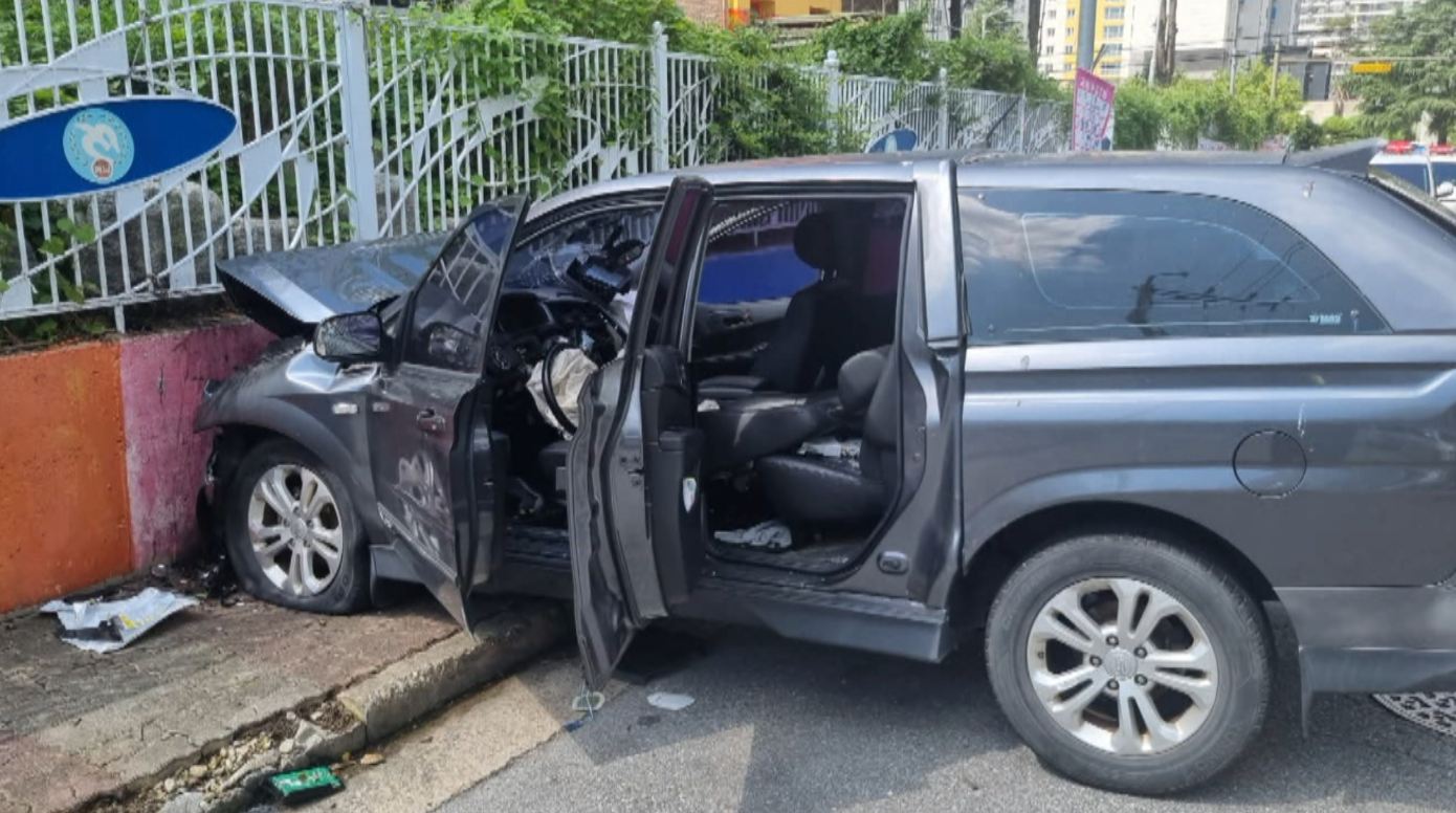 아파트 단지내 차량 3대·담벼락 들이받고 50대 운전자 숨져