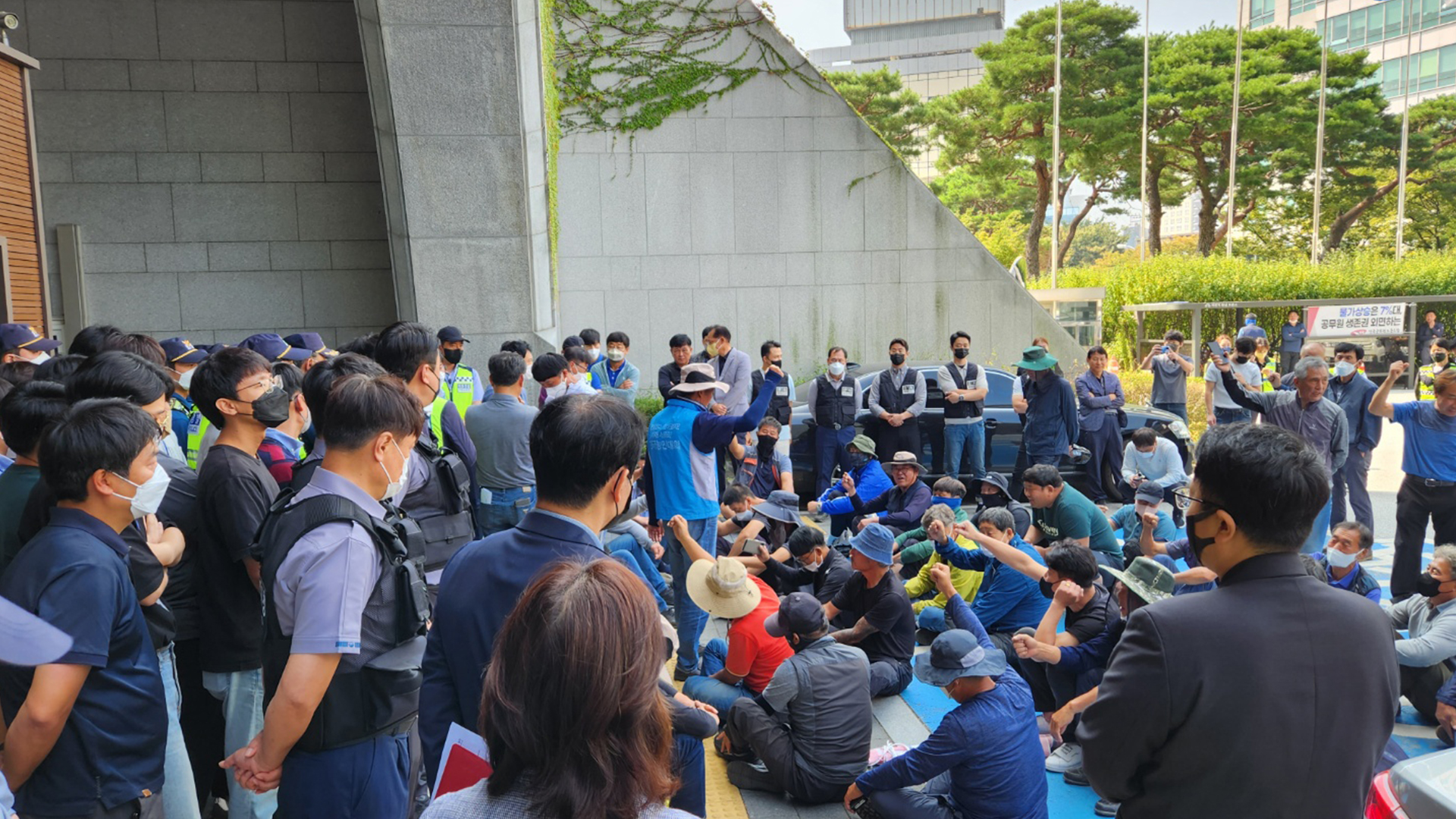 전주대대 이전반대 비대위, 시청 진입 시도 충돌