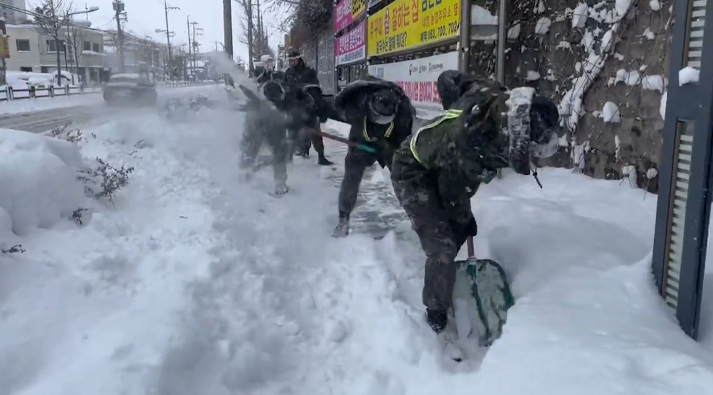 폭설에 육군 35사단 장병들도 제설작업 동참