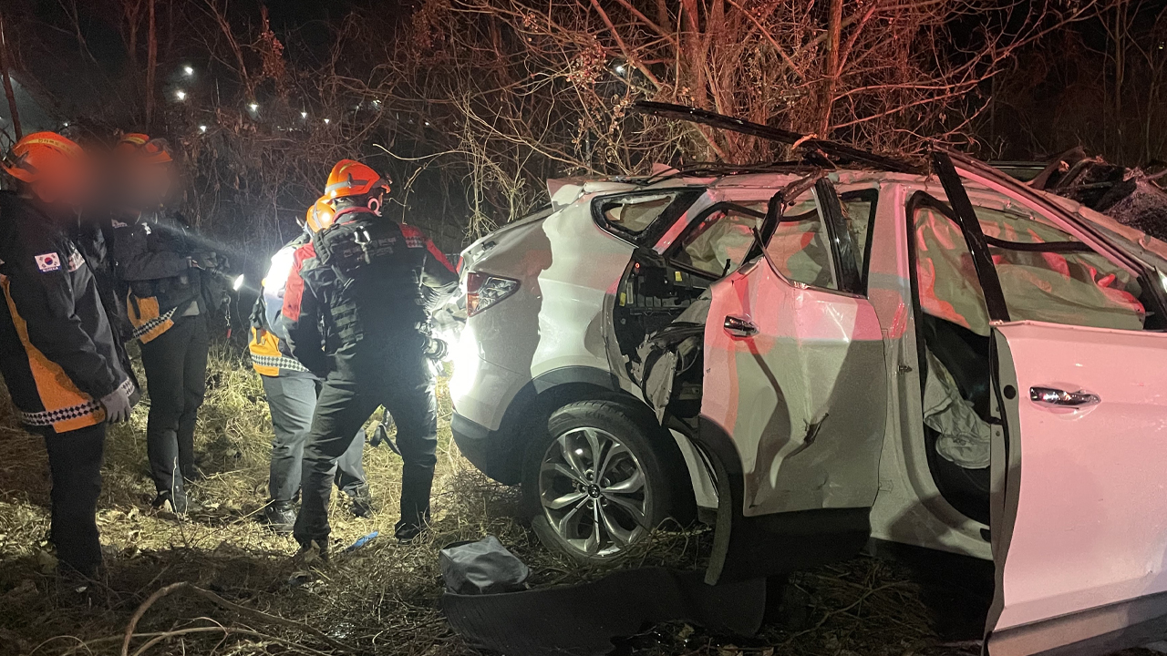 전주 중인교차로에서 SUV 추락..40대 운전자 숨져