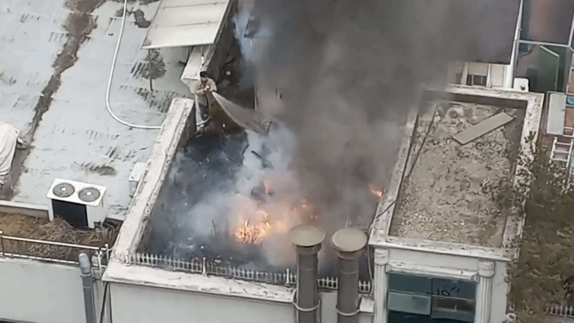 퇴근길에 화재 진압 소방관.. 