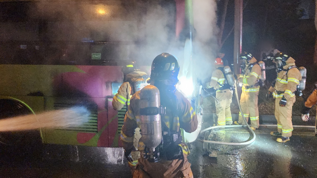 차고지 이동 중이던 버스 화재..50대 운전자 대피