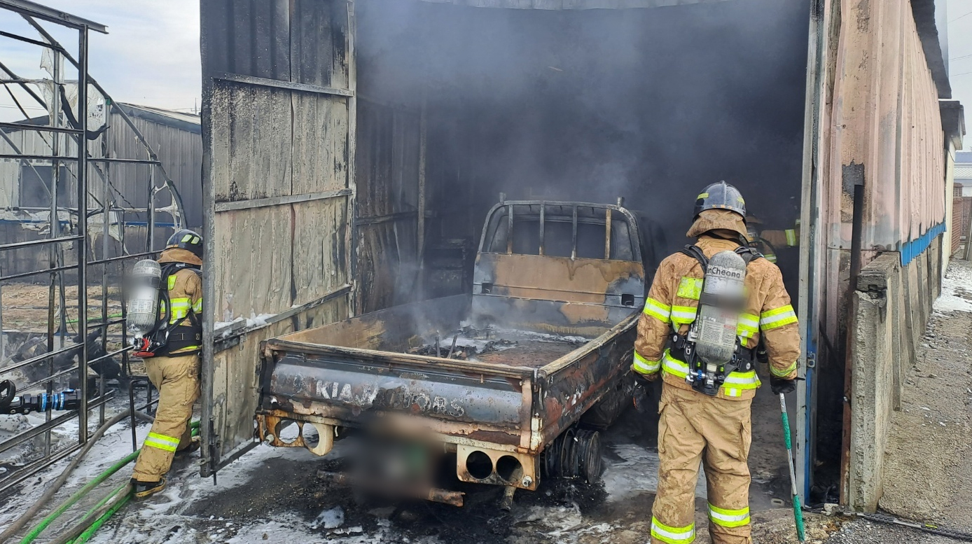 주차된 트럭에서 화재..운전자 숨진 채 발견
