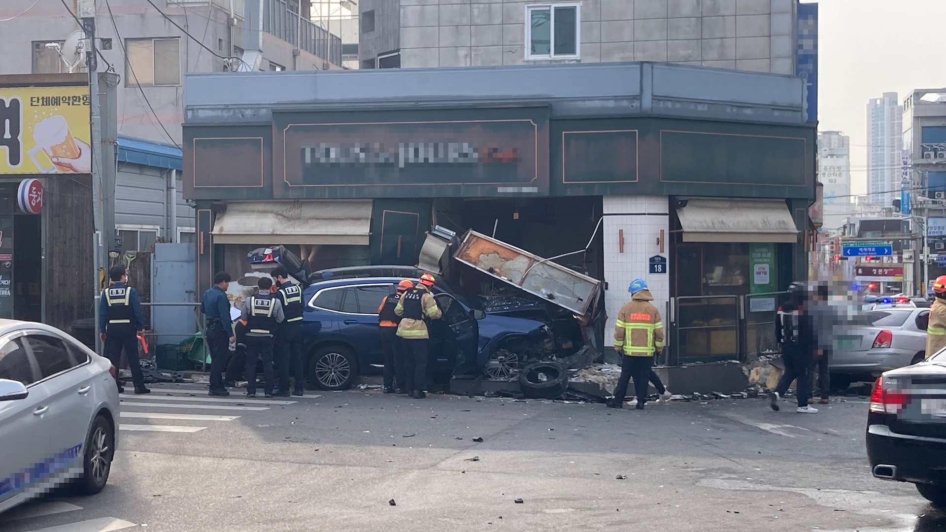 차량 상가로 돌진 2명 중상.. 