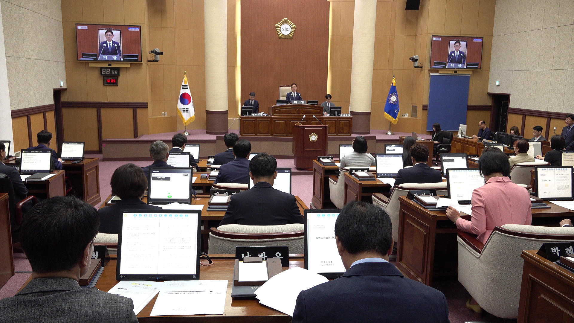 실업팀 감독 자격 기준 논란..공고 삭제에 반발도