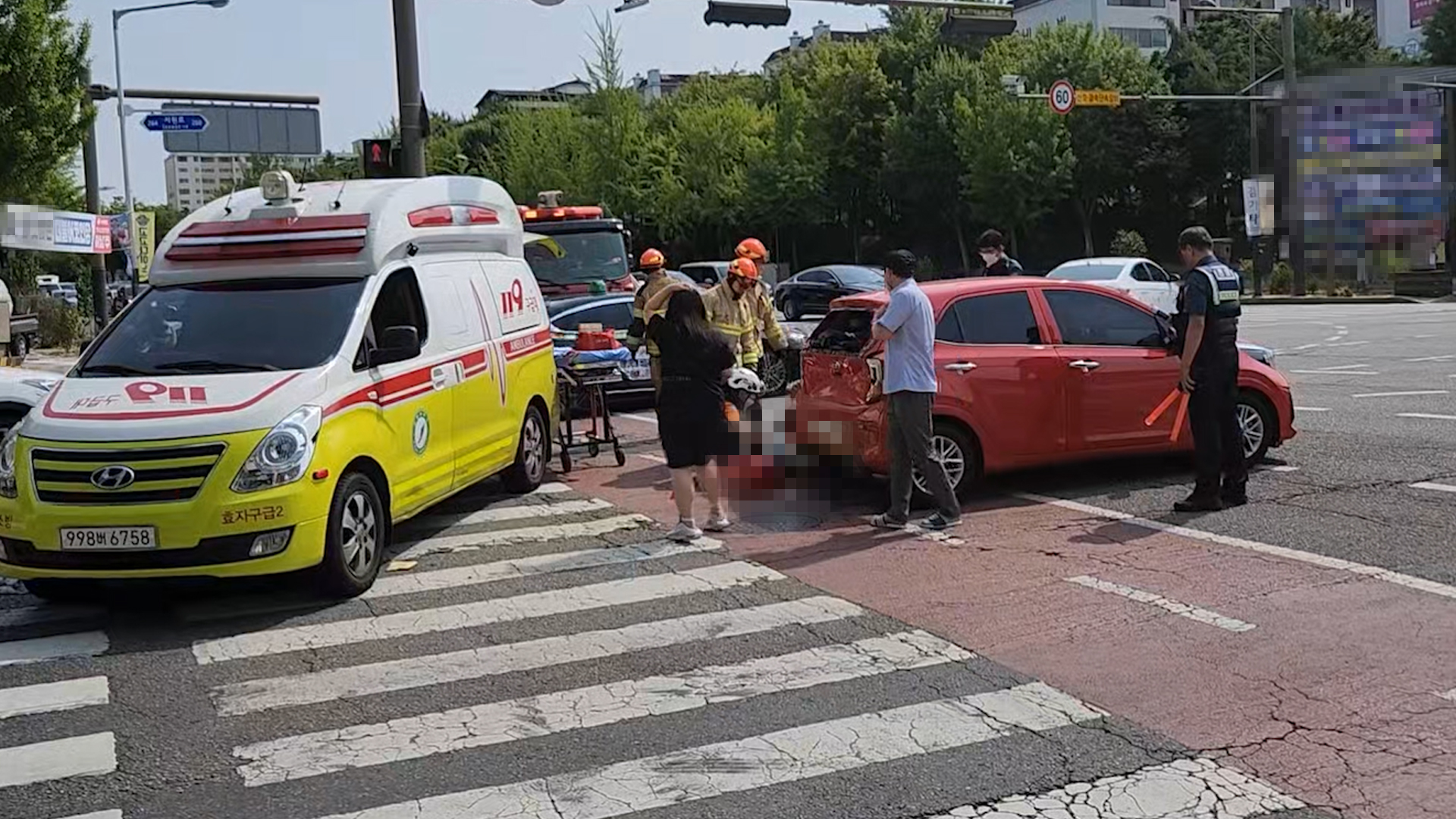 시내버스 승용차 들이받아 모녀 부상