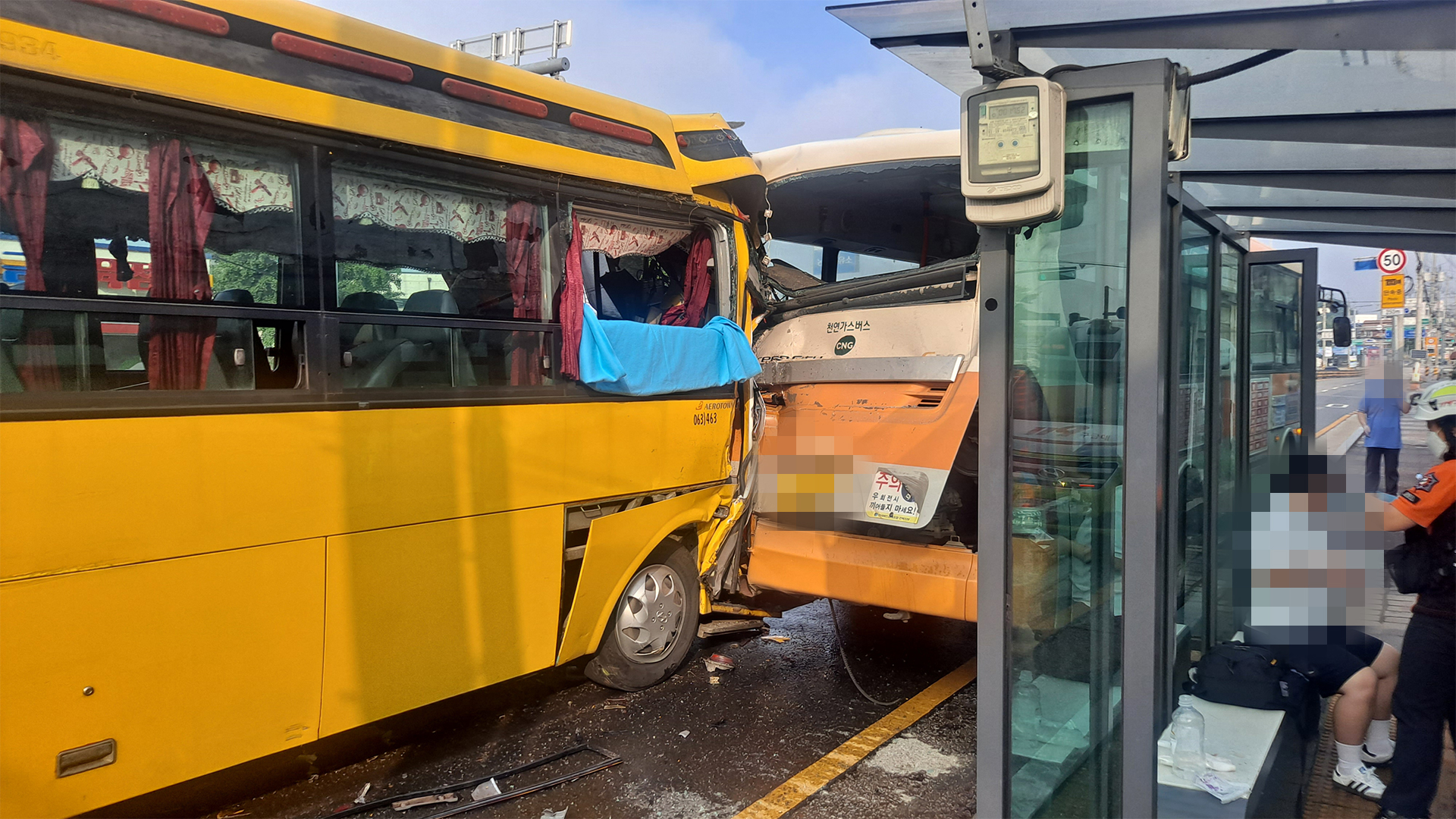 군산서 버스 추돌사고..승객·기사 등 5명 부상