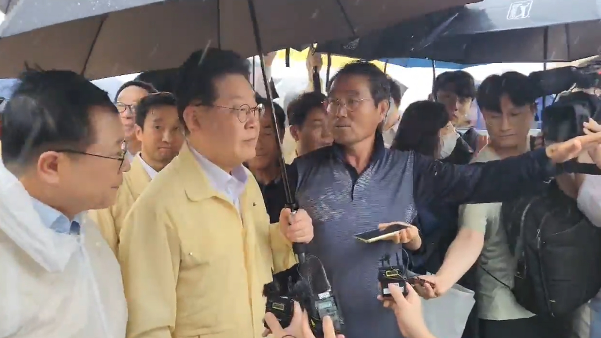 이재명 대표, 익산 수해 현장 방문·이재민 위로