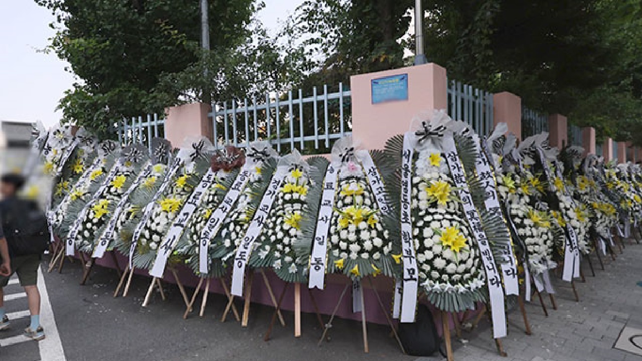 2학기부터 수업방해 학생, 휴대전화 압수·교실 밖으로 분리