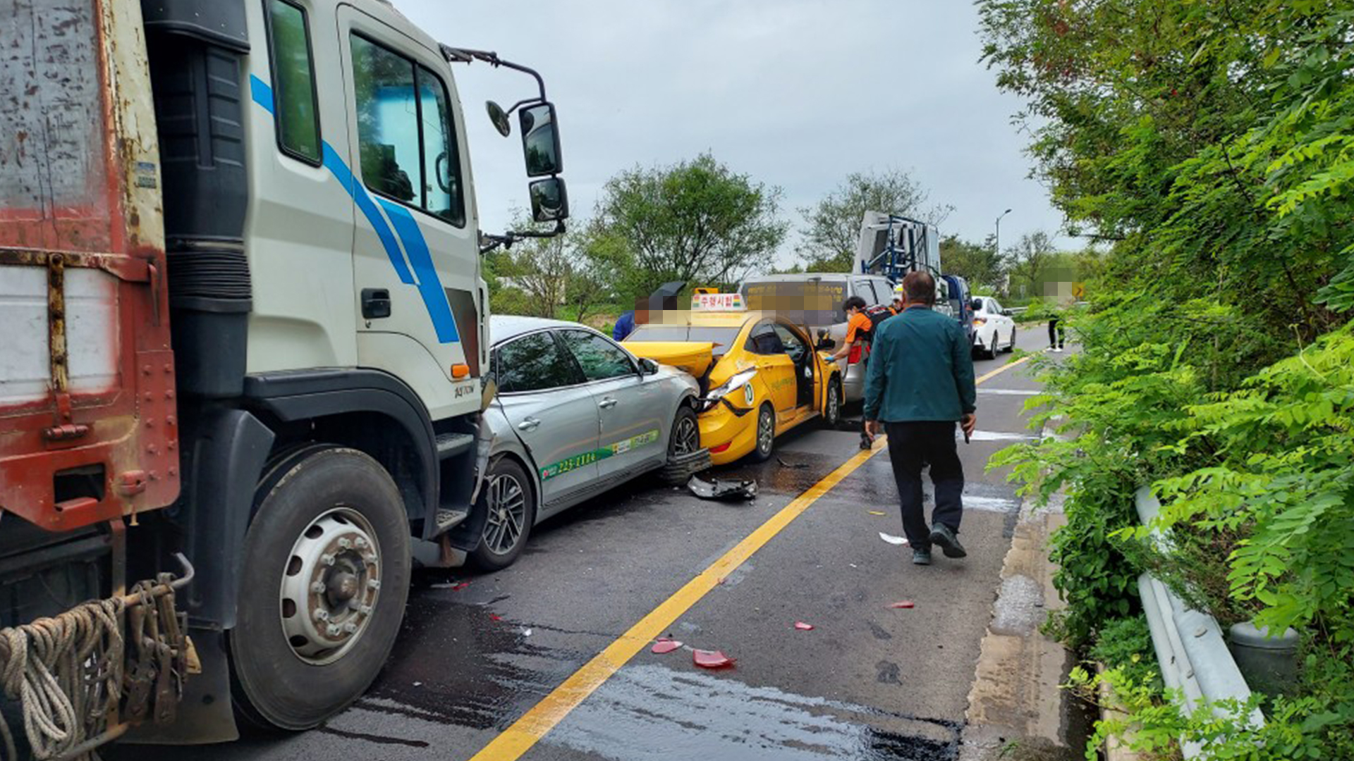 전주동부우회도로 6중 추돌사고..2명 부상
