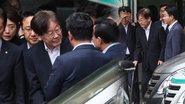 지팡이 짚고 부축 받은 이재명, 영장심사 출발