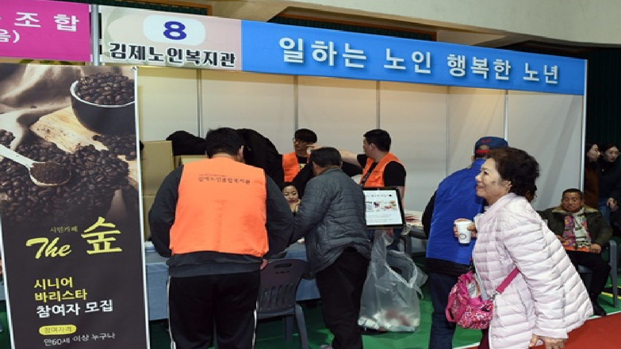 '죽을 때까지 일해야 하는 나라'.. 직업훈련 받는 노인, 2년 새 2배