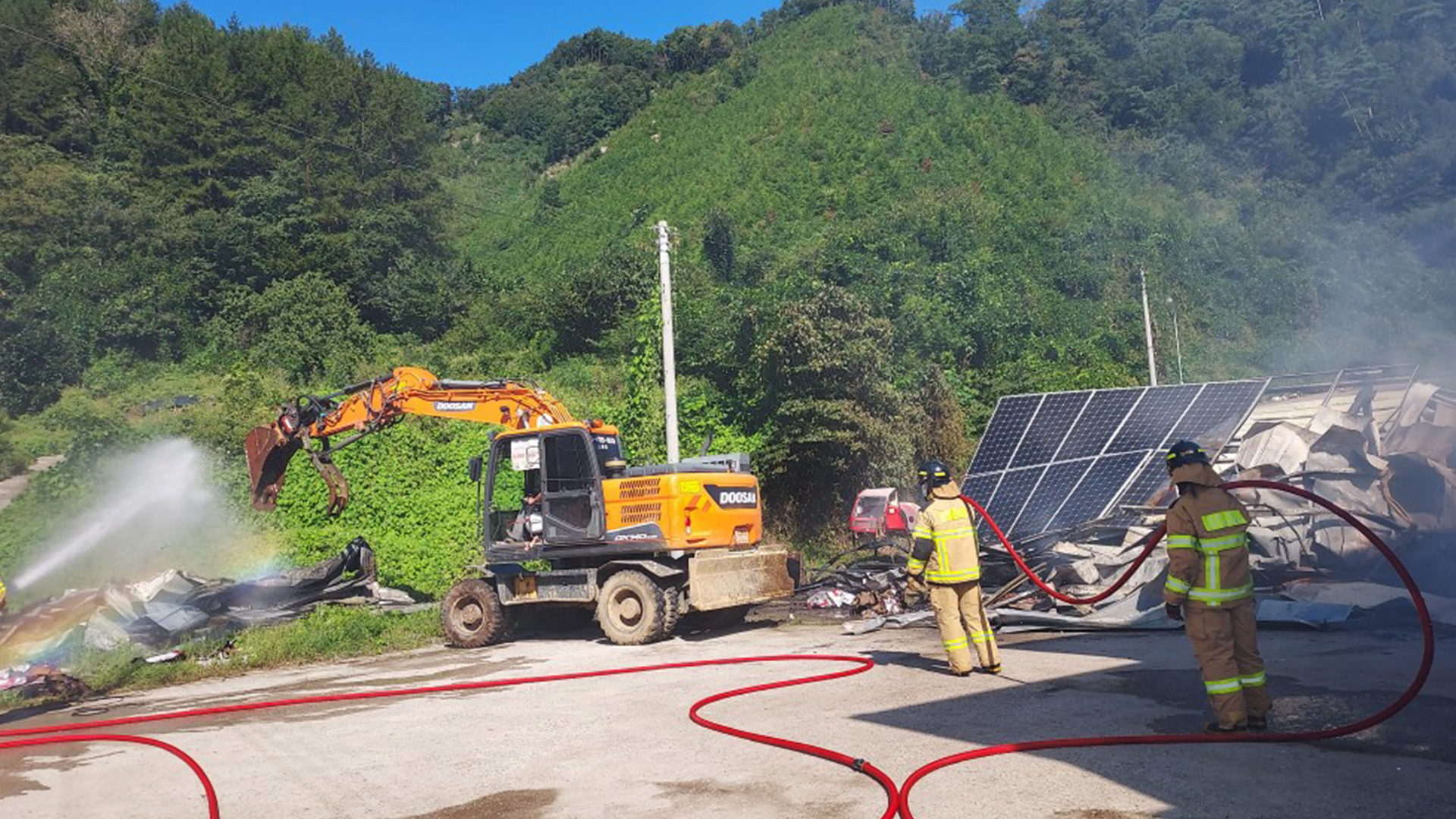 음식점 창고 화재로 두 동 전소.. 3천만 원 피해
