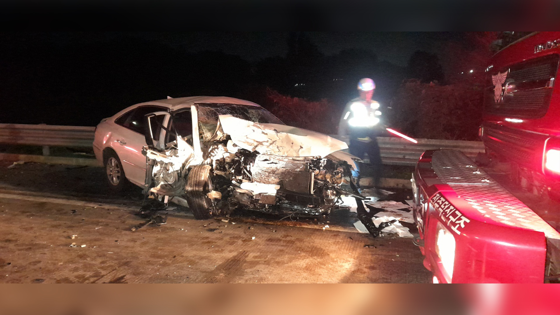 익산-장수고속도로 승용차 역주행.. 1명 사망, 3명 부상