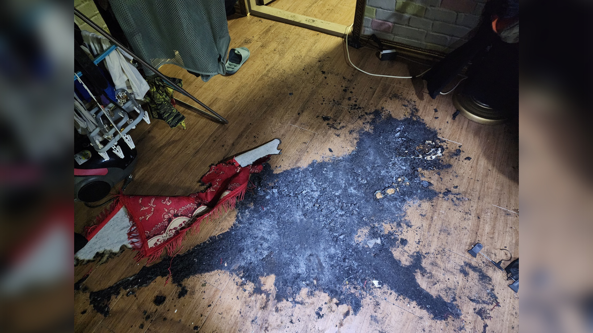 카펫에 불 붙어 발로 끄려다 2명 화상