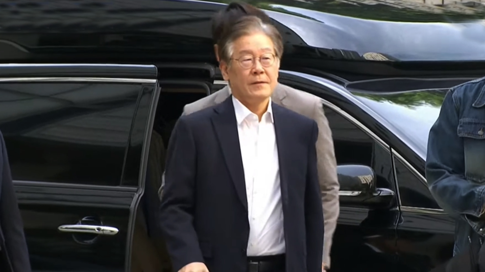 이재명, '대장동·위례' 의혹 첫 재판 출석.. 입장 없이 법정으로