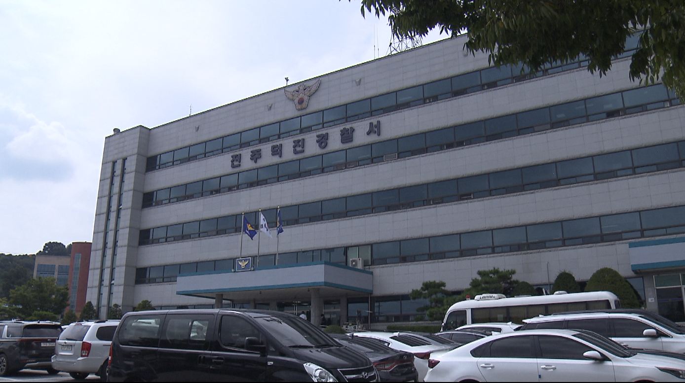 소주병으로 행인 협박한 뒤 옷 벗고 돌아다닌 남성 검거