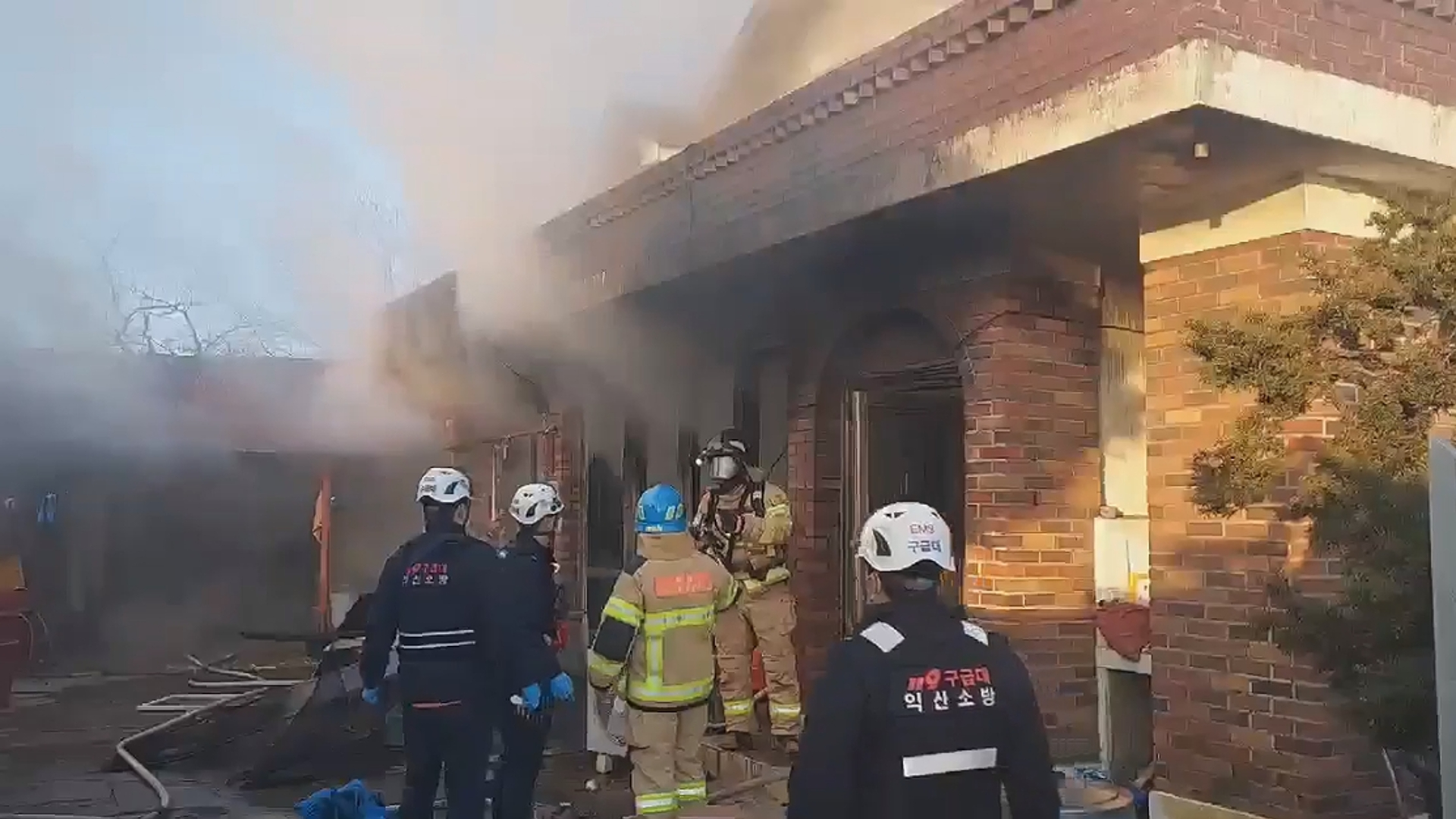 익산 주택에서 불.. 1명 숨지고 2명 부상
