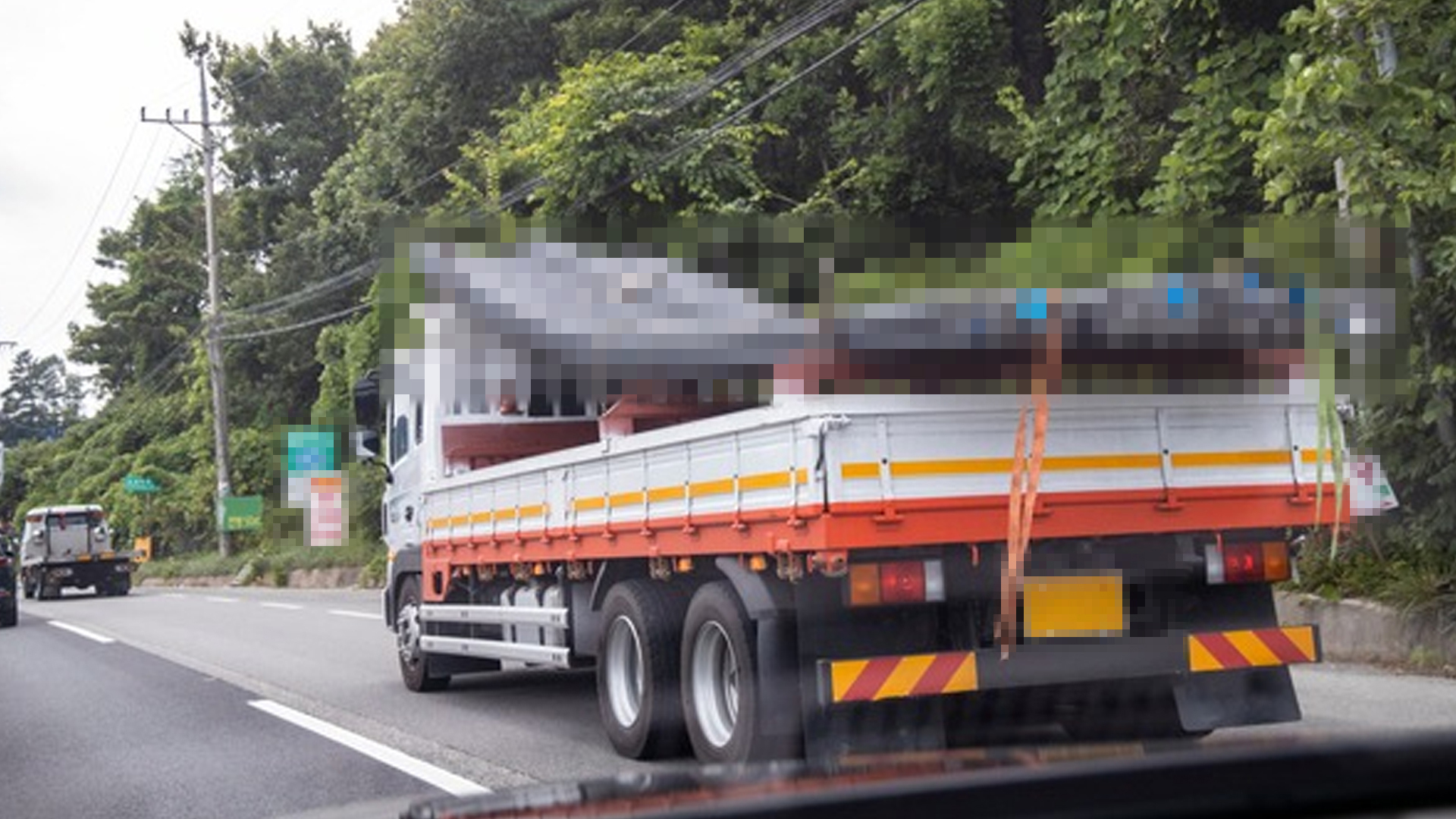 달리던 화물차 적재물 떨어져 행인 사망.. 운전자 입건