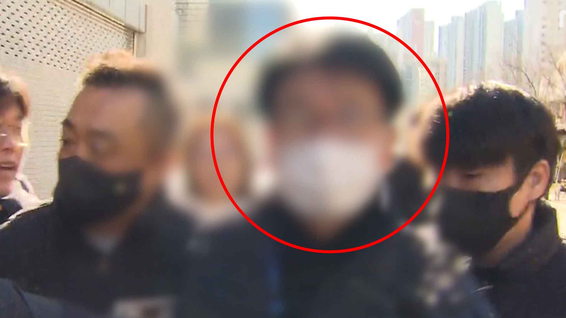이재명 습격 피의자 구속영장 발부.. 