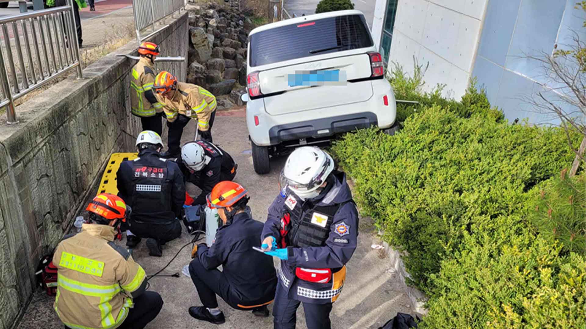 경차가 난간 들이받고 추락.. 60대 운전자 숨져