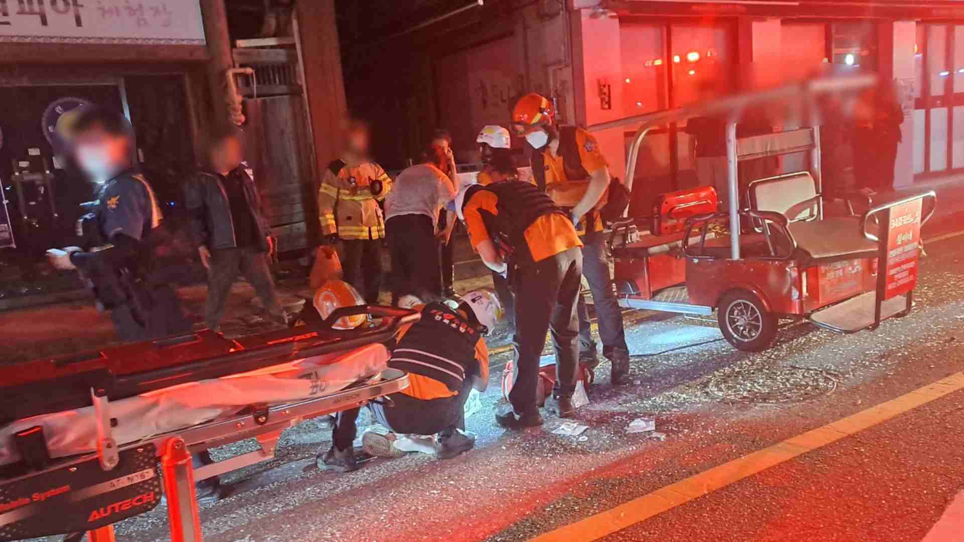 한옥마을에서 전동차 타던 20대 여행객 4명 경상