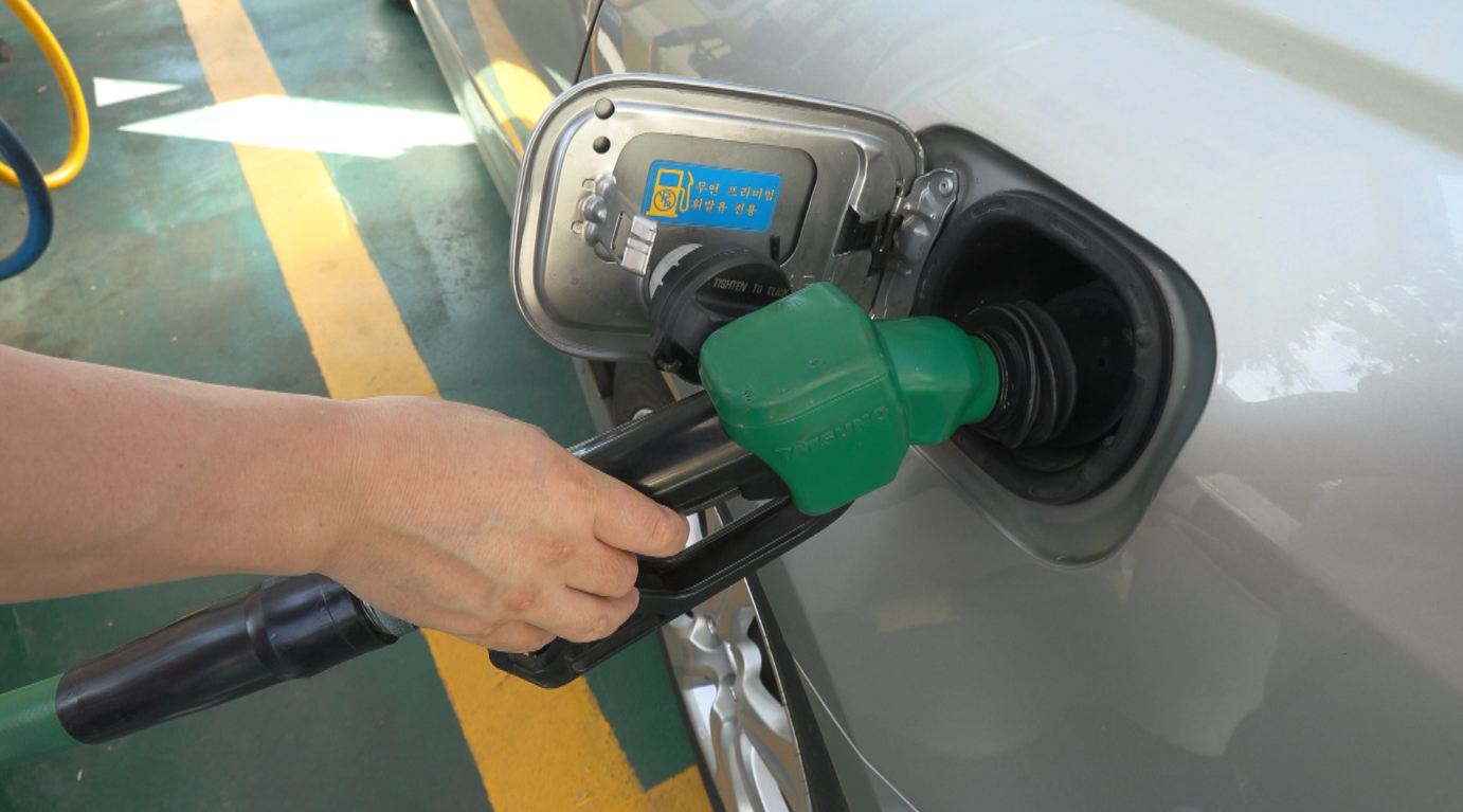주유소 기름값 7주 연속 하락..국제유가는 소폭 상승