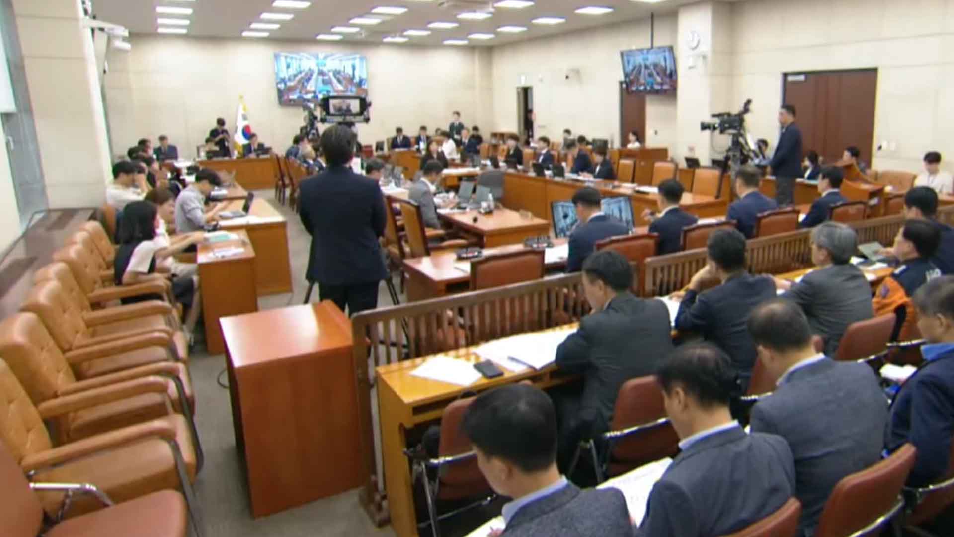 이재명 제안한 ‘전국민 25만 원’ 지원금법, 국회 행안위 통과