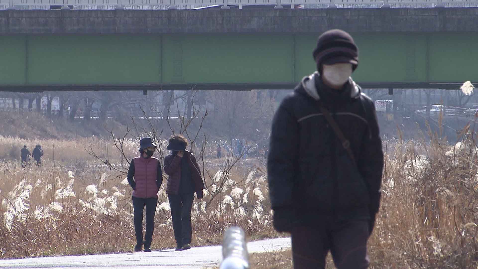 흐리고 다소 포근..북부권에는 낮까지 약한 비