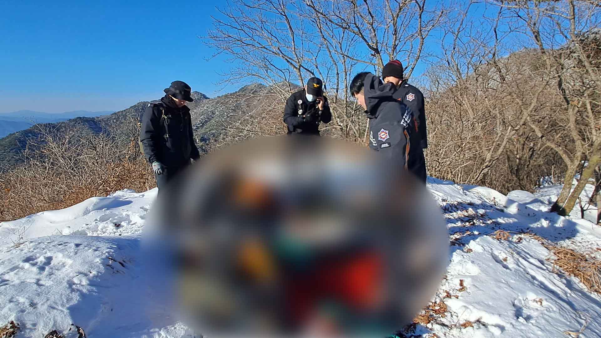 설산 오르던 60대 굴러 떨어져.. 헬기 긴급 이송