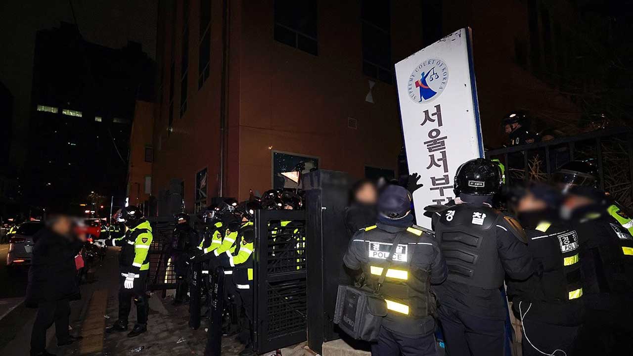 폭동 시위대, 소화기 분사하며 대치.. 경찰, 기동대 등 1,400명 서부지법 투입