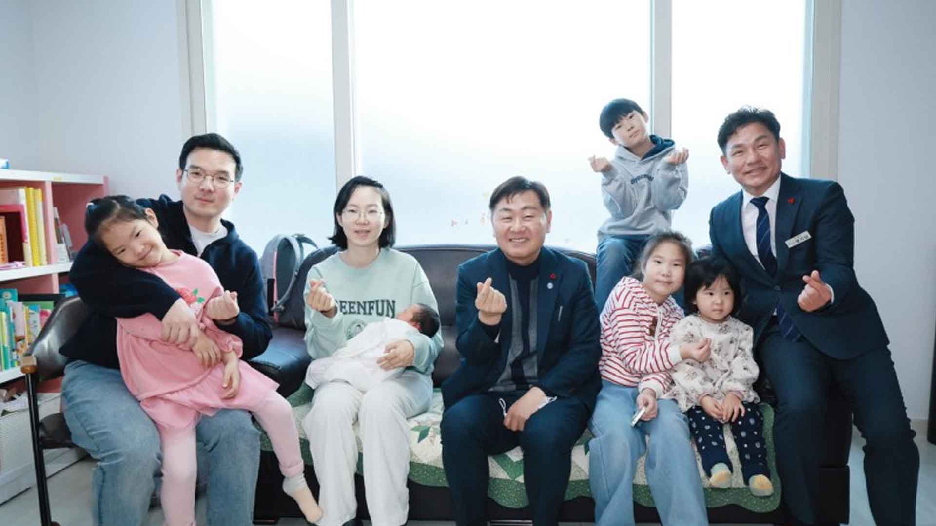 김관영 지사, '다섯 번째 출산' 다둥이 가정 방문