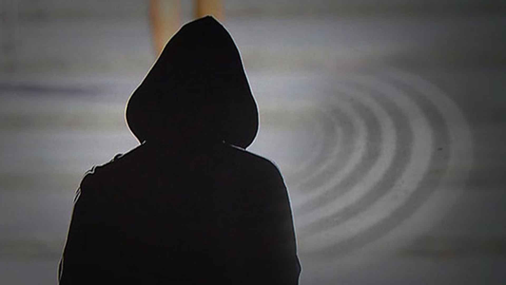 경찰관에 흉기 휘두른 남성.. 실탄 맞고 사망