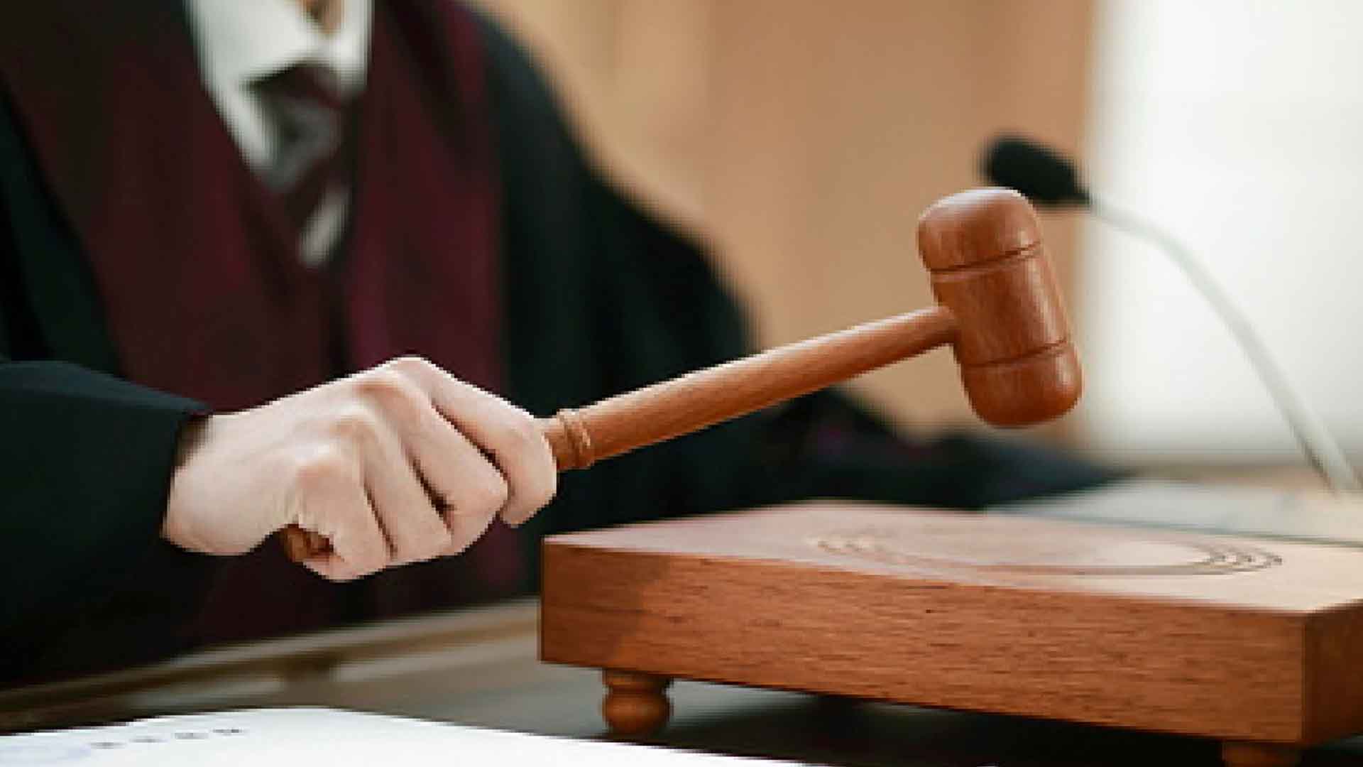 '인생네컷' 찍으며 동료 추행한 20대 공무원.. 징역형에 파면