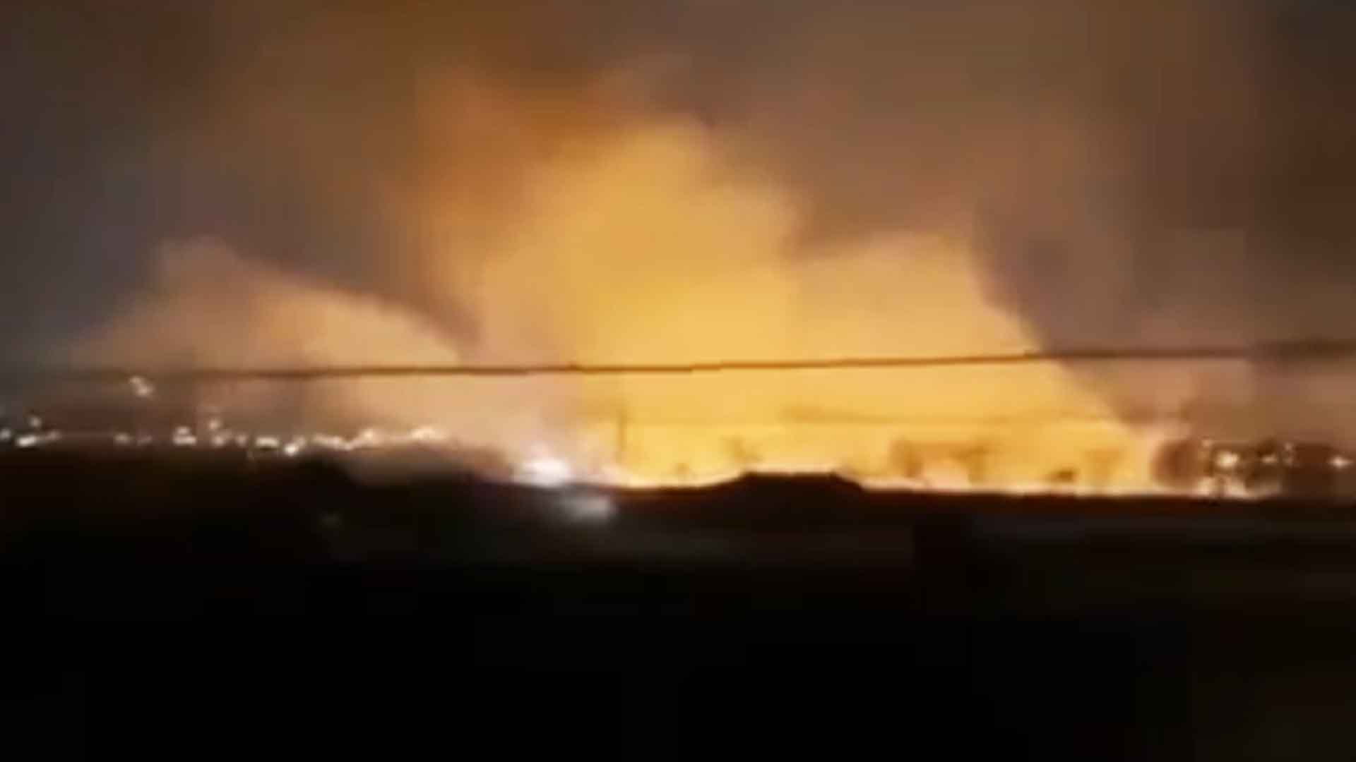 익산 만경강 인근 갈대밭 화재.. 2시간 넘게 진화 중